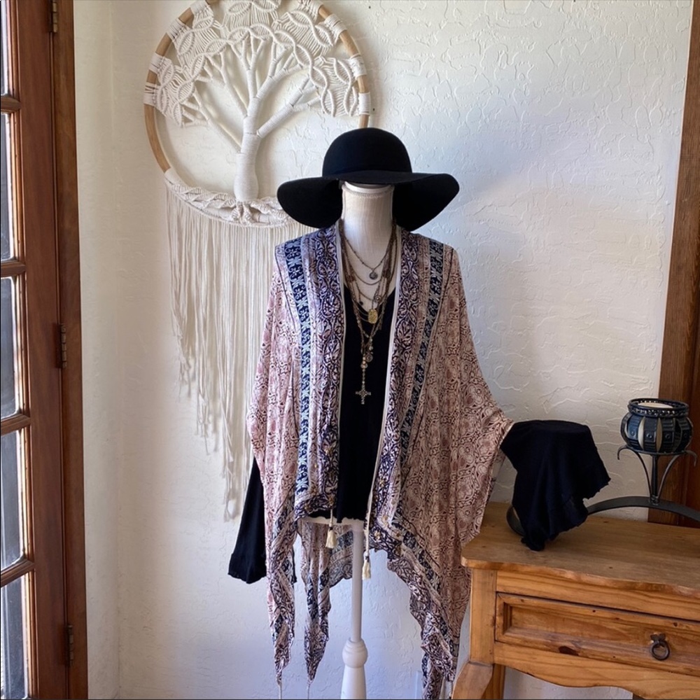 👗CLOSET CLOSING! 
🌻 ECOTE EMBELLISHED KIMONO ‼️